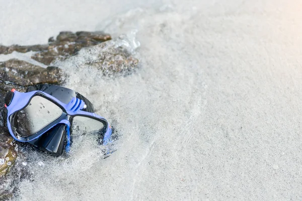 Καταδύσεις μάσκα για κολύμβηση με αναπνευστήρα στον βράχο στη θάλασσα. — Φωτογραφία Αρχείου