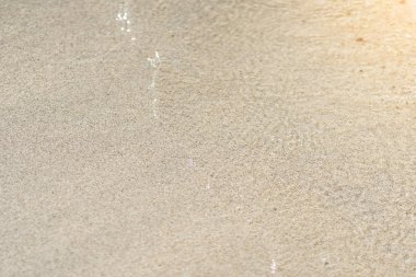 Yaz tatil kavramı kum plajda dalga yumuşak.