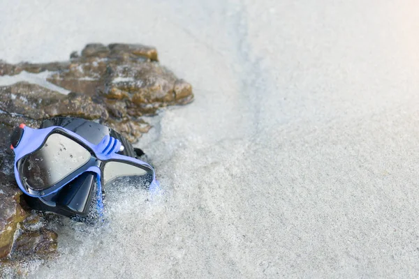 Οδήγηση μάσκα για κολύμβηση με αναπνευστήρα στον βράχο μέσα στη θάλασσα — Φωτογραφία Αρχείου