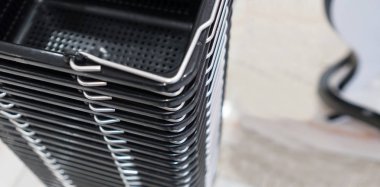 Süpermarket yığında boş sepet.