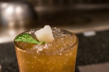 Soğuk içecek restoranda kapatın.