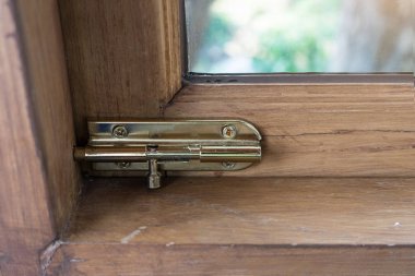 Bir pencerede bir ev üzerinde bir kilit