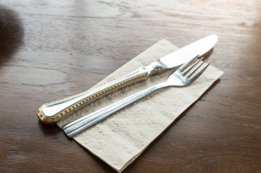 Bir çatal ve bıçak doku restoranda üzerinde.