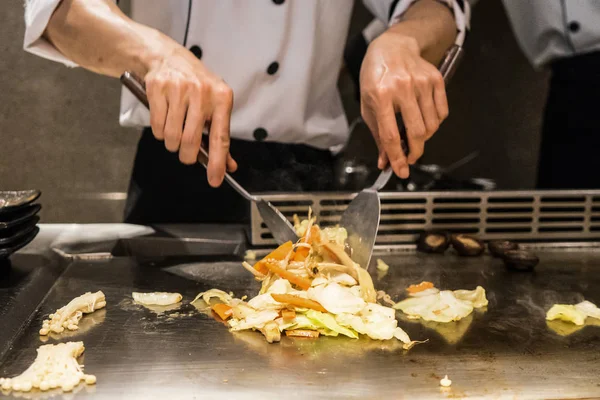 Αφηρημένο σεφ μαγειρεύει ιαπωνικό στυλ στο εστιατόριο. — Φωτογραφία Αρχείου