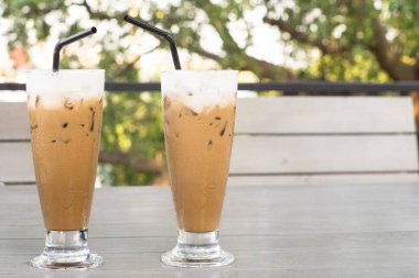 Aşk çift ahşap masanın soğuk kahve.