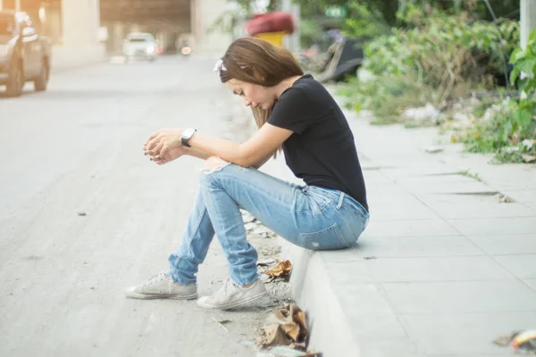 Mujer Sentada Calle Siente Sola — Foto de Stock