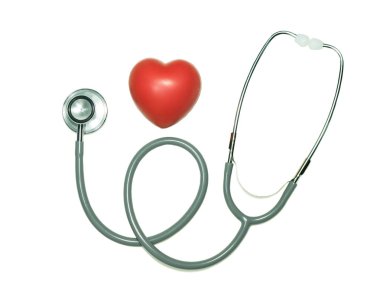 İzole beyaz zemin üzerine stetoskop ve kırmızı kalp.