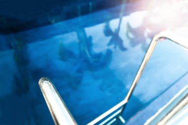 Havuzda paslanmaz çubukları tut