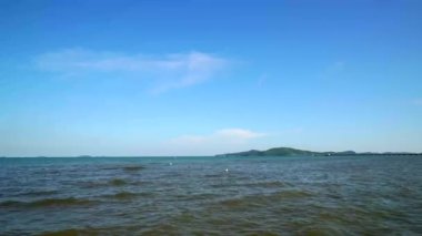 Sahilde dağlı deniz dalgaları