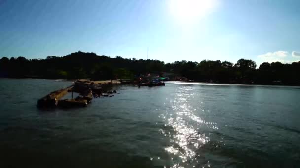 Silhouette Eines Fischerbootes Das Land Kommt — Stockvideo