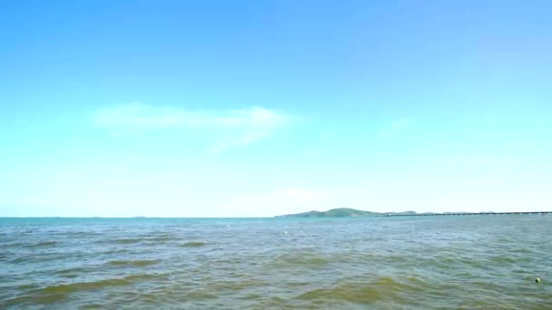 Paisagem Ondas Mar Praia Com Montanha — Vídeo de Stock