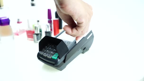 Hand Using Credit Card Machine Shopping — Stock Video