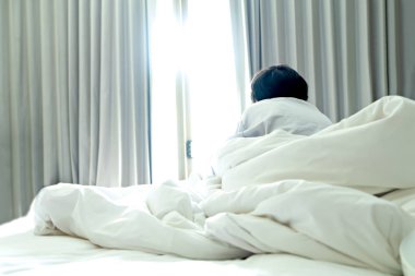 Küçük çocuk sabahları baş ağrısı çekiyor..