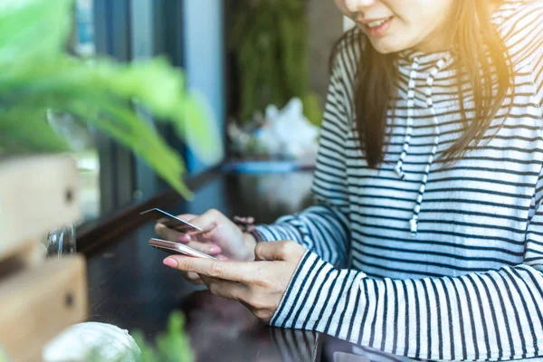 Женщина, использующая смартфон и кредитную карту для покупок онлайн — стоковое фото