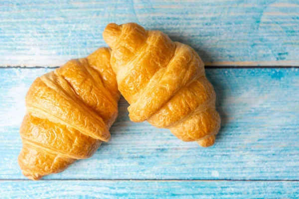 Croissant Haufen auf Holz Hintergrund — Stockfoto