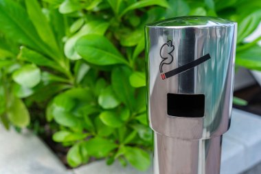 Kül tablasıyla sigara içmek için alan