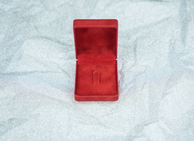 Kopya alanı olan boş kırmızı halka kutusu.