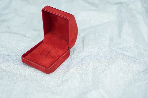 Lege rode ring doos met kopieerruimte. — Stockfoto