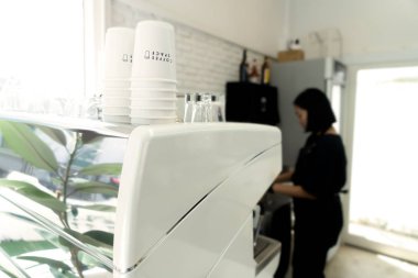 Barista kafede kahve makinesiyle kahve yapıyor.