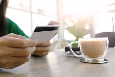 Online alışveriş için kredi kartı tutan el