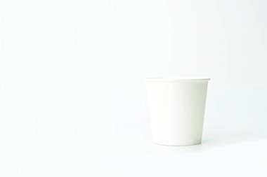 İzole edilmiş beyaz arkaplanda kopyalama alanı olan kağıt bardak