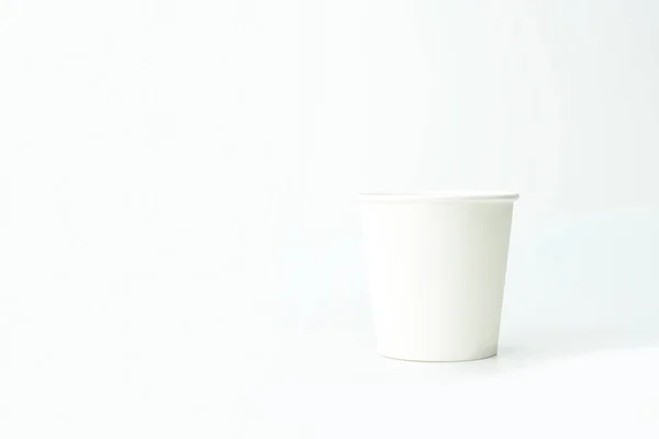 하얀 배경에 복사용 공간 이 있는 종 이 컵 — 스톡 사진