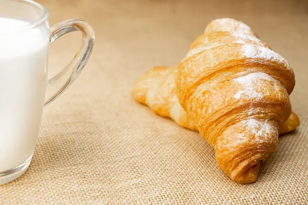 Croissant mit Milch ist Essen zum Frühstück — Stockfoto