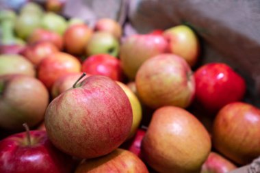 Süpermarkette elmalar birikiyor.