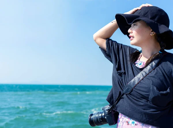 Professional photographers travel to the sea — Stock Photo, Image