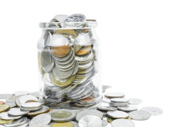 İzole edilmiş beyaz üzerinde kopyalama alanı olan cam kavanozdaki sikkeler.  