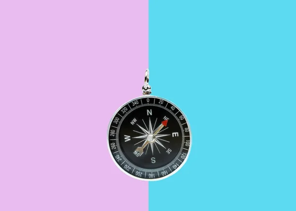 Kompas na tle dwóch tonów — Zdjęcie stockowe