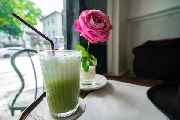 Groene thee met ijs in een glas met een rietje in een koffiehuis — Stockfoto
