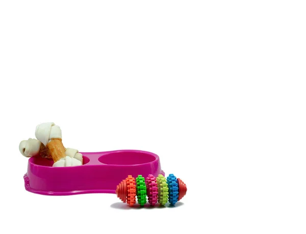 Snack in Schale und Spielzeug mit Kopierraum auf isoliertem Weiß — Stockfoto