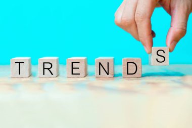 Kelime trendleri ahşap bloklarda elle