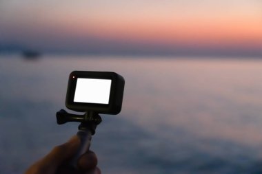 Gün batımıyla aksiyon kamerasını hazırla. Tatil kavramı