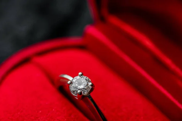 Prachtige macro shot diamanten ring in rode doos — Stockfoto