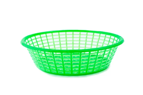 Grüner Plastikkorb auf weißem Hintergrund — Stockfoto