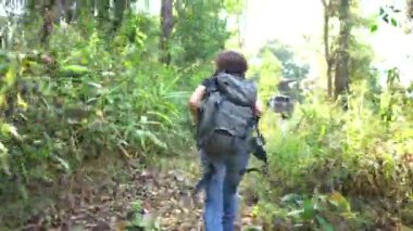 Sırt çantası ormanda hayvan avlamak için kaçar.