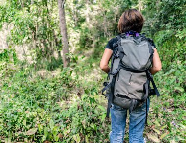 Ormanda gezen bir kadın.
