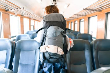 Bir gezginle birlikte trende. Asya konseptinde seyahat.