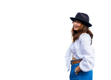 İzole edilmiş beyaz üzerinde kopyalama alanı ile gülümseyen kadın