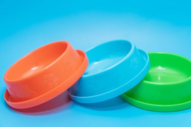 Renkli arka plandaki hayvan için plastik kase