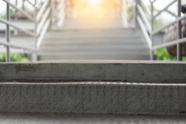 Bahçedeki merdivenler taş ve gündoğumuyla süslenmiş.