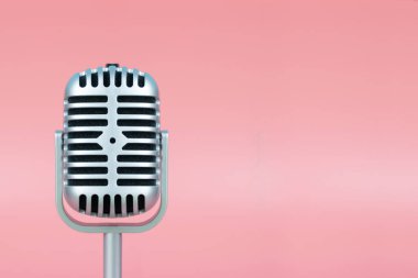 Pembe arkaplan üzerinde kopyalama alanı olan Retro mikrofon