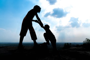 Siluet ailesi macera için dağda yürüyüş yapıyor.