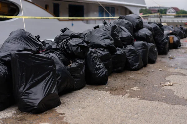 Uma Pilha Sacos Lixo Rua Conceito Poluição — Fotografia de Stock