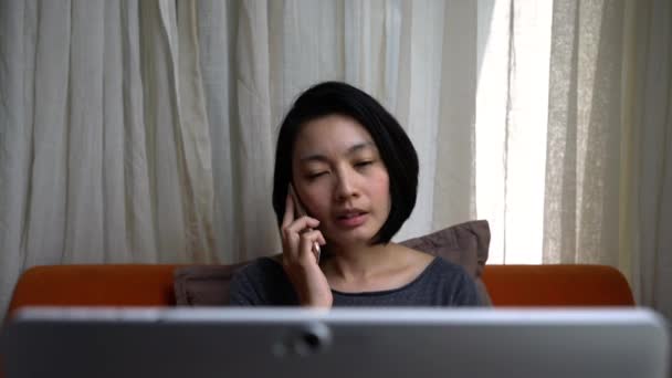 Zakenvrouw Kijkt Naar Computer Kantoor Werkzaamheden Thuis — Stockvideo