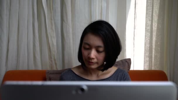女商人用的是智能手机 在总公司看电脑 家庭工作概念 — 图库视频影像