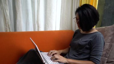 E-öğrenim için evdeki bilgisayardaki kadın. Eğitim çevrimiçi kavramı