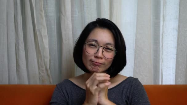 Mujer Feliz Con Gafas Hablando Videollamada Chat Sonriente Tímida — Vídeos de Stock